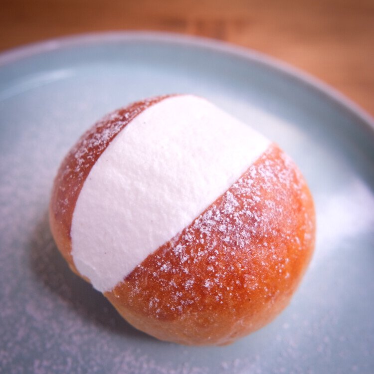 Maritozzo con la panna