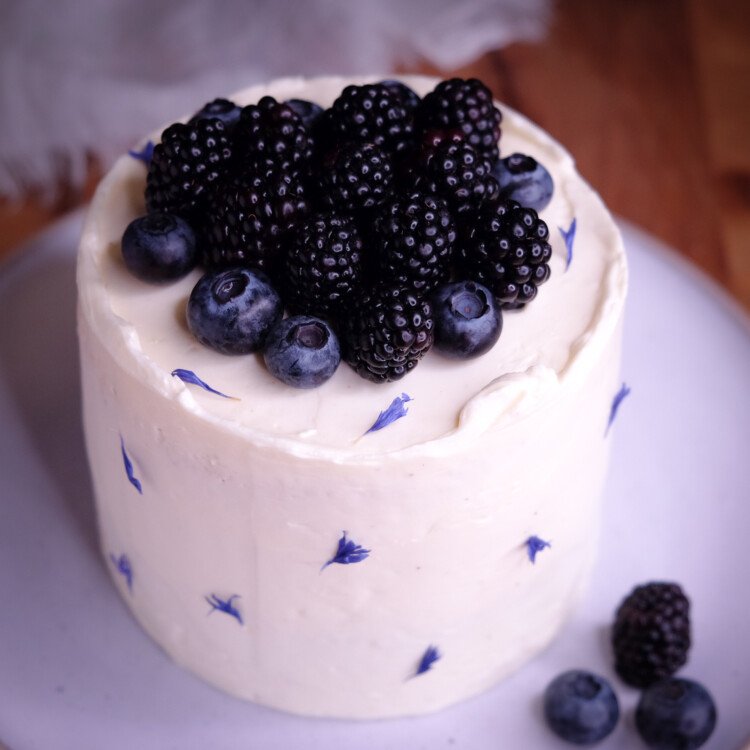 Torta stuccata bianca con frutti di bosco